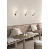 Imagem de ambiente do candeeiro de parede Kezo wall lamp matt black and white, em metal branco e preto